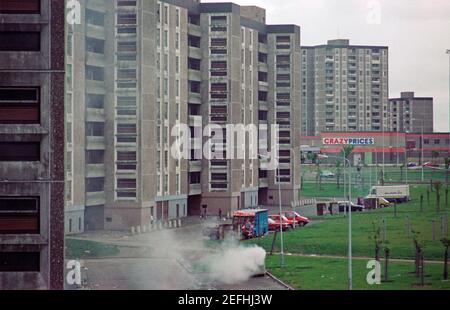 burning dustbin, Shangan Road,  Ballymun, June 1986, Dublin, Republic of Ireland Stock Photo