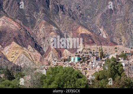 The Maimará cemetery at the foot of the mountain Paleta del Pintor / Painter's Palette in the Quebrada de Humahuaca, Jujuy Province, Argentina Stock Photo