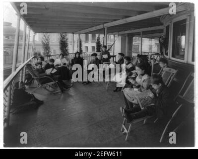 Open air class in manual training on the boat SOUTHFIELD at Bellevue Hospital, New York City Stock Photo