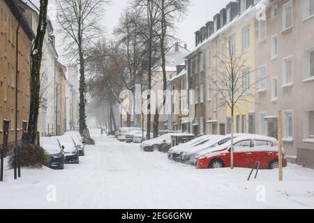 Essen, North Rhine-Westphalia, Germany - Winter onset in Ruhr area, snow-covered residential street in Holsterhausen, snow-covered cars on the snow-co Stock Photo