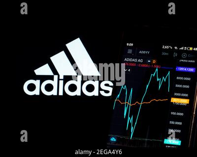 Muscular Enredo solicitud Ukraine. 18th Feb, 2021. In this photo illustration Adidas and Reebok logo  seen displayed on a smartphone. Credit: Igor Golovniov/SOPA Images/ZUMA  Wire/Alamy Live News Stock Photo - Alamy