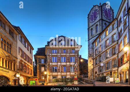 Evening scene in the small square of Fontaine du Banneret, at the start of Rue du Chateau climbing toward the castle in the old town of Neuchâtel, Swi Stock Photo