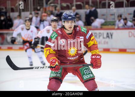 Dusseldorf, Deutschland. 16th Feb, 2021. Daniel FISCHBUCH (DEG) action, ice hockey 1st Bundesliga, DEL group north matchday 18, Duesseldorfer EG (DEG) - Grizzlys Wolfsburg (WOB) 1: 2 OT, on February 16, 2021 in Duesseldorf/Germany Â | usage worldwide Credit: dpa/Alamy Live News Stock Photo