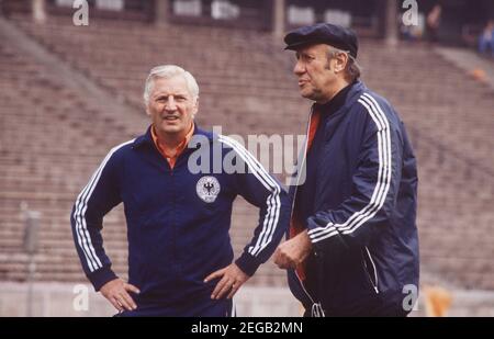 25 years ago, on February 23, 1996, Helmut SCHOEN, Jupp DERWALL (left), national football coach, died in a conversation with his predecessor Helmut SCHOEN, half figure, half figure, landscape format, undated recording, usage worldwide Stock Photo