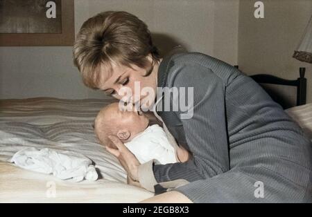 Die deutsche Schlagersängerin und Schauspielerin Dany Mann mit ihrem kleinen Sohn, Deutschland 1960er Jahre. German schlager and jazz singer and actress Dany Mann with her little baby boy, Germany 1960s. 24x36swNeg138 Stock Photo