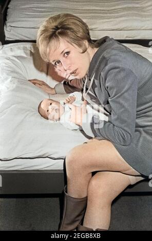 Die deutsche Schlagersängerin und Schauspielerin Dany Mann mit ihrem kleinen Sohn, Deutschland 1960er Jahre. German schlager and jazz singer and actress Dany Mann with her little baby boy, Germany 1960s. 24x36swNeg138 Stock Photo