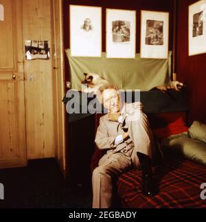 Jean Cocteau,  französischer Schriftsteller, Regisseur und Maler, in seinem Atelier in Paris, Frankreich um 1960. French author, director and painter Jean Cocteau at his studio n Paris, France around 1960. Stock Photo