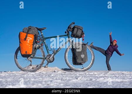 Heavily loaded touring bicycle and cyclist on the Salar de Uyuni / Salar de Tunupa, world's largest salt flat, Daniel Campos Province, Potosí, Bolivia Stock Photo