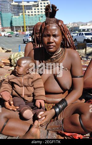 Namiba: Herero women with a new born baby working as souvenier traders in Windhoek, selling handicraft to tourists Stock Photo