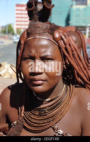Namiba: Herero women working as souvenier traders in Windhoek, selling handicraft to tourists Stock Photo