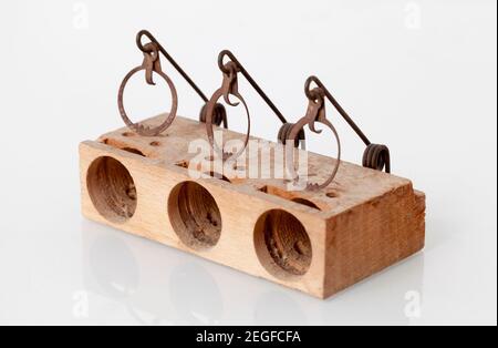 https://l450v.alamy.com/450v/2egfcfa/old-vintage-french-mouse-trap-lucifer-2egfcfa.jpg