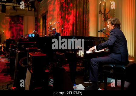 Paul McCartney performs during the Gershwin Prize concert honoring McCartney in the East Room of the White House, June 2, 2010. Stock Photo