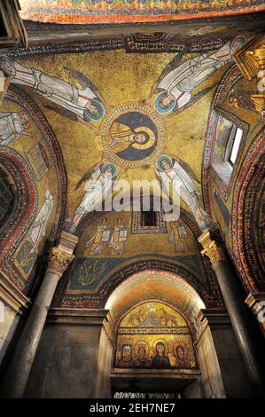 Italy, Rome, basilica di Santa Prassede, chapel of San Zenone, vault mosaics (9th century) Stock Photo