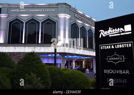 Radisson Blu Edwardian Hotel, Heathrow, London, England at night Stock Photo