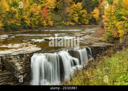 The Genesee River flows over the Lower Falls at Letchworth State Park in autumn, Wyoming County, NY Stock Photo