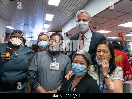 New York, United States. 19th Feb, 2021. Mayor Bill de Blasio poses with hospital employees during food distribution celebrating Lunar New Year at Elmhurst Hospital in New York on February 19, 2021. (Photo by Lev Radin/Sipa USA) Credit: Sipa USA/Alamy Live News Stock Photo
