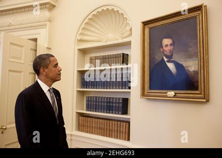 President Barack Obama looks at the portrait of Abraham Lincoln that hangs in the Oval Office prior to meeting with President Álvaro Uribe of Colombia, June 29, 2009. Stock Photo