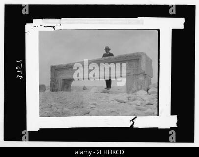 Palmyra. Desert. Qasr el Heir. Elaborately carved gate lintel Stock Photo