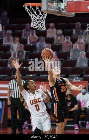 Oregon State Beavers guard Talia Von Oelhoffen (22) scores against Southern California Trojans guard Shalexxus Aaron (0) during an NCAA women’s basket Stock Photo