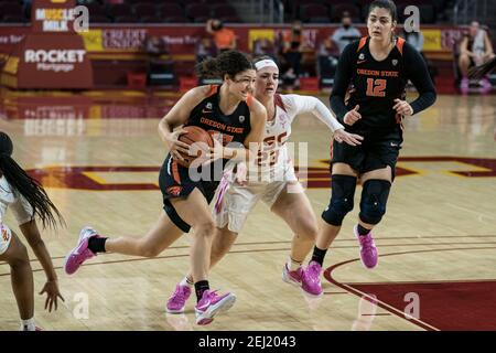 Oregon State Beavers guard Talia Von Oelhoffen (22) drives against Southern California Trojans guard Madison Campbell (23) during an NCAA women’s bask Stock Photo