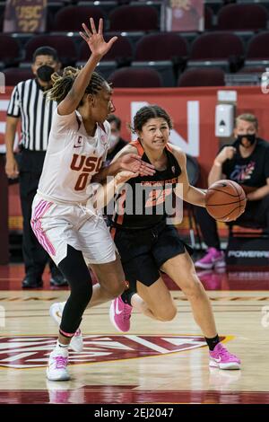 Oregon State Beavers guard Talia Von Oelhoffen (22) drives against Southern California Trojans guard Shalexxus Aaron (0) during an NCAA women’s basket Stock Photo