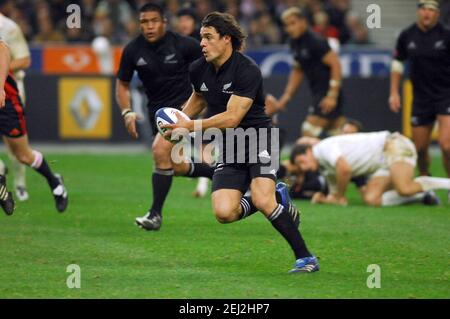 New Zealand's Dan Carter during the rugby test match, France vs New Zealand at the Stade of France in Saint Denis, near Paris, France on November 18, 2006. New Zealand won 23-11. Photo by Guibbaud-Gouhier/Cameleon/ABACAPRESS.COM Stock Photo