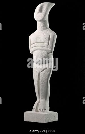 Cycladic figurine, sample of the Cycladic civilization that developed from about 3200 - 2000 BC , in the group of Cyclades islands , Aegean sea , Gree Stock Photo