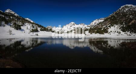 Winter views of Ibon d'Estan lake and Plan d'Estan prairie in Benasque Valley (Aragon, Spain, Pyrenees) Stock Photo