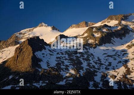 Maladeta Massif and the Aneto summit, the hightest peak in the Pyrenees, in a summer sunrise, seen from the path to the port of Benasque. (Spain) Stock Photo