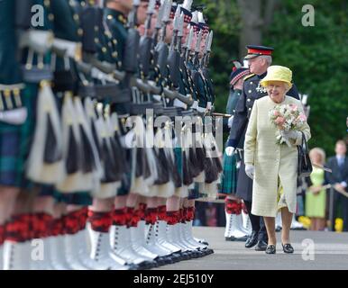 Queen Elizabeth II inspects the guard of honour, Balaklava Company, The Argyll and Sutherland Highlanders, 5th Battalion The Royal Regiment of Scotland during the traditional Ceremony of the Keys at Holyroodhouse. Stock Photo