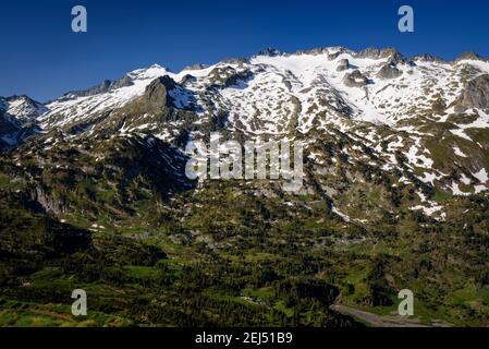 Maladeta Massif and the Aneto summit, the hightest peak in the Pyrenees, in a summer sunrise, seen from the path to the port of Benasque. (Spain) Stock Photo