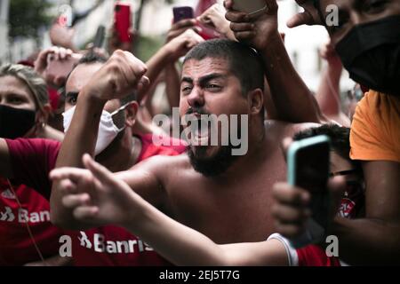 Rio de Janeiro, Rio de Janeiro. 21st Feb, 2021. Rio de Janeiro (RJ), 21/02/2021 - MOVIMENTACAO/CAMPEONATO BRASILEIRO/FLAMENGO/INTERNACIONAL - Mobilizacao dos torcedores colorados no Rio de Janeiro para a penultima rodada do Campeonato Brasileiro, na tarde deste domingo Credit: Matheus Pe/TheNEWS2/ZUMA Wire/Alamy Live News Stock Photo