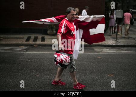 Rio de Janeiro, Rio de Janeiro. 21st Feb, 2021. Rio de Janeiro (RJ), 21/02/2021 - MOVIMENTACAO/CAMPEONATO BRASILEIRO/FLAMENGO/INTERNACIONAL - Mobilizacao dos torcedores colorados no Rio de Janeiro para a penultima rodada do Campeonato Brasileiro, na tarde deste domingo Credit: Matheus Pe/TheNEWS2/ZUMA Wire/Alamy Live News Stock Photo