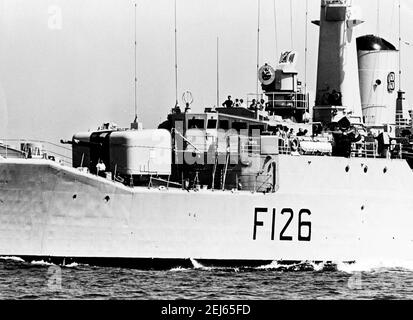 AJAXNETPHOTO. 1975. PORTSMOUTH, ENGLAND - FRIGATE HMS PLYMOUTH AT SEA. ROTHESAY CLASS FRIGATE BUILT AT DEVONPORT DOCKYARD 1959. IN 1982, PLYMOUTH WAS ONE OF FIRST BRITISH WARSHIPS TO ARRIVE IN SOUTH ATLANTIC DURING THE FALKLANDS ISLANDS CONFLICT, TAKING PART IN RECAPTURE OF SOUTH GEORGIA DURING OPERATION PARAQUET.  PHOTO:JONATHAN EASTLAND/AJAX REF:1975 NA F126 Stock Photo
