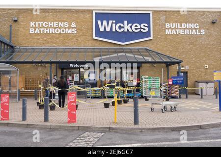 Customers loading their car outside Wickes diy retailer based in UK for home improvement Stock Photo