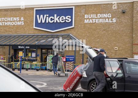 Customers loading their car outside Wickes diy retailer based in UK for home improvement Stock Photo