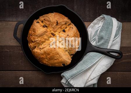 https://l450v.alamy.com/450v/2ej6rcn/photograph-of-irish-soda-bread-baked-in-a-cast-iron-skillet-2ej6rcn.jpg