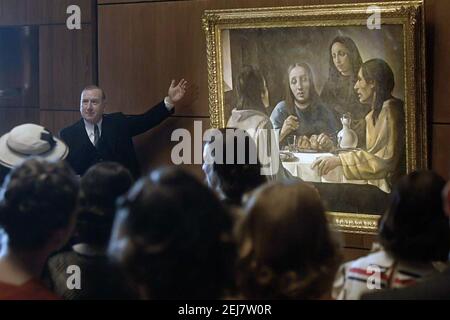 THE LAST VERMEER 2019 Sony Pictures Releasing. Auction  room scene with The Supper at Emmaus Stock Photo