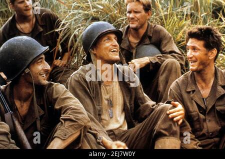 THE THIN RED LINE 1998 20th Century Fox film with at front from left: Terrence Malick, Woody Harrelson, Sean Penn Stock Photo