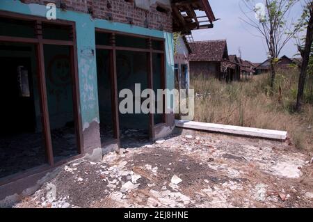 Abandoned house following flooding by mud lake environmental disaster which developed after drilling incident, Porong Sidoarjo, near Surabaya, East Ja Stock Photo