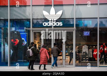 gaan beslissen verzameling doden Customers visit an Adidas Original store in Shanghai Stock Photo - Alamy
