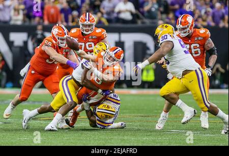 Baton Rouge, LA, USA. 18th Jan, 2020. LSU quarterback Joe Burrow give his  parents a thumbs up while riding on a float as teammate Thasseus Moss looks  on during LSU's College Football