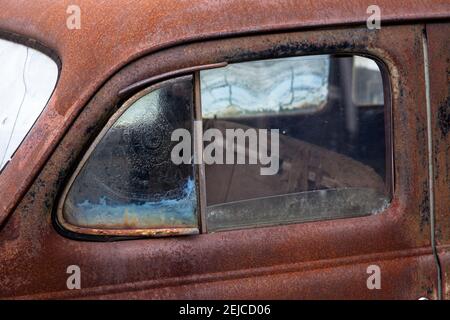 iced window of a rusted Pontiac 6 from the 1930s, classic car, window.  vereiste Scheibe eines verrosteten Pontiac 6 aus den 1930er Jahren, Auto, Oldt Stock Photo