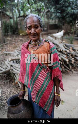 BANGLADESH, Region Madhupur, Garo people, matrilineal society, christian women / BANGLADESCH, Madhupur, Garos sind eine christliche u. ethnische Minderheit , Garo folgen einer matrilinearen Abstammungsregel, Mutter von Frau Monda Nokrek, sie ist erblindet Stock Photo