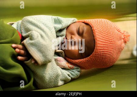 BANGLADESH, Region Madhupur, Garo people, matrilineal society, infant in cradle, sleeping baby  / BANGLADESCH, Madhupur, Garos sind eine christliche u. ethnische Minderheit , Garo folgen einer matrilinearen Abstammungsregel, Kind in Wiege Stock Photo