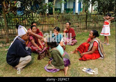 BanGLADESH, Region Madhupur, Garo people, matrilineal society / BANGLADESCH, Madhupur, Garos sind eine christliche u. ethnische Minderheit , Garo folgen einer matrilinearen Abstammungsregel, Erntedankfest Wangal Stock Photo