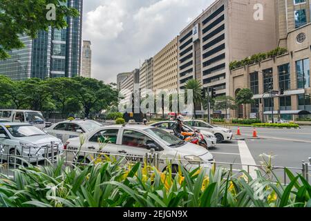 Makati, Metro Manila, Philippines - August 2018: Vertical photo of monument at road intersection Stock Photo