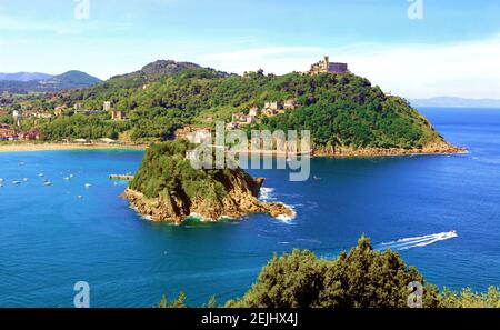 Santa Clara Island and Monte Igueldo in San Sebastian, Espagne Stock Photo