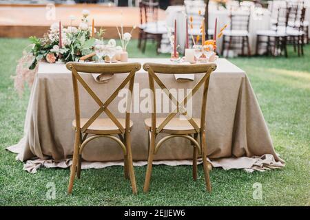 Rustic wedding set, vintage dining table with decorations, flowers, boho style, event, party or wedding Stock Photo
