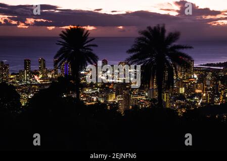 Spectacular skyline, high rise buildings and ocean, sunset view from lookout at Mount Tantalus in Puu Ualakaa State Park, Oahu, Honolulu, Hawaii, USA Stock Photo